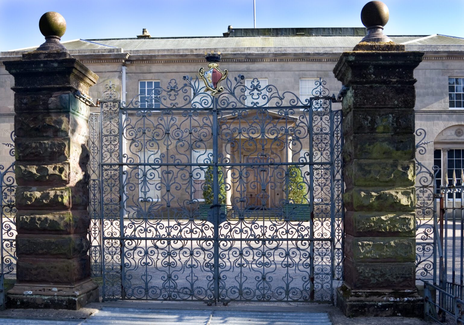 mansion-gates